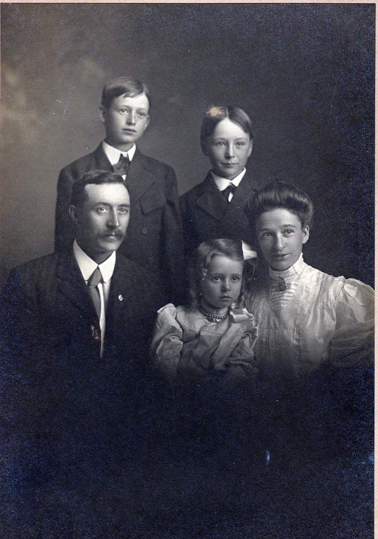 Sudlow Family 1910.jpg
